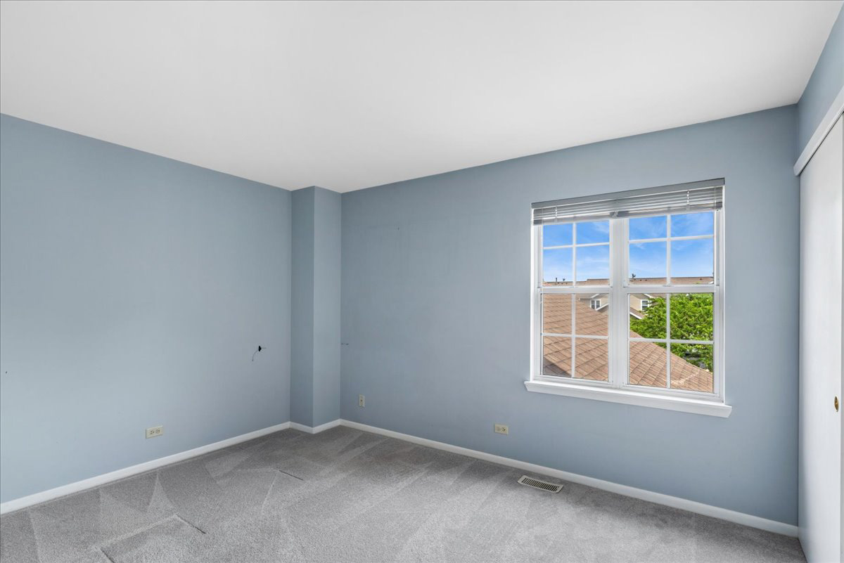 560 Woodhaven Drive, Mundelein, IL 60060