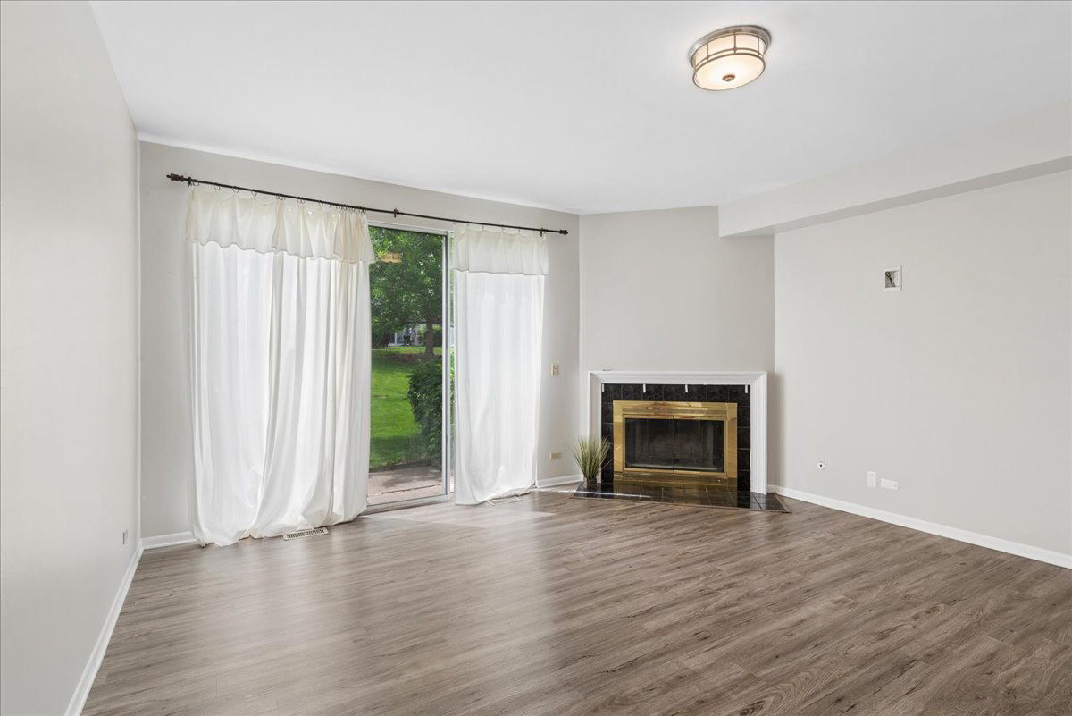 560 Woodhaven Drive, Mundelein, IL 60060