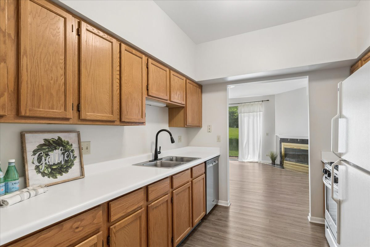560 Woodhaven Drive, Mundelein, IL 60060