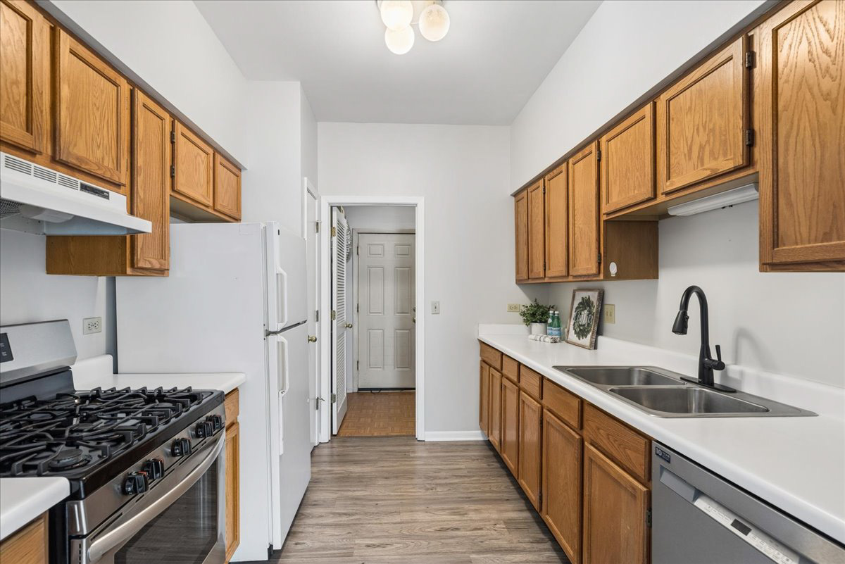 560 Woodhaven Drive, Mundelein, IL 60060