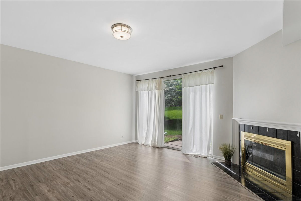 560 Woodhaven Drive, Mundelein, IL 60060