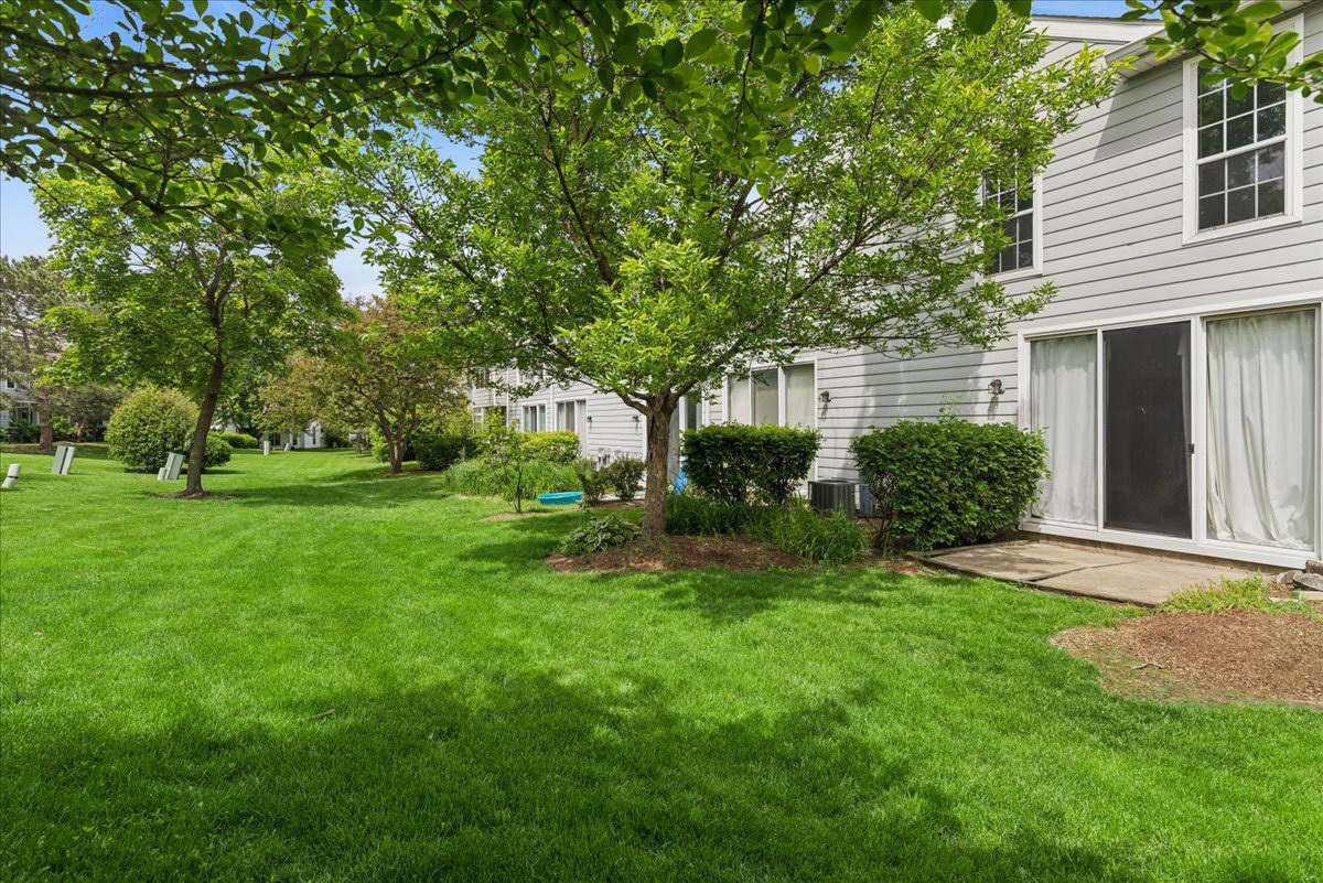 560 Woodhaven Drive, Mundelein, IL 60060