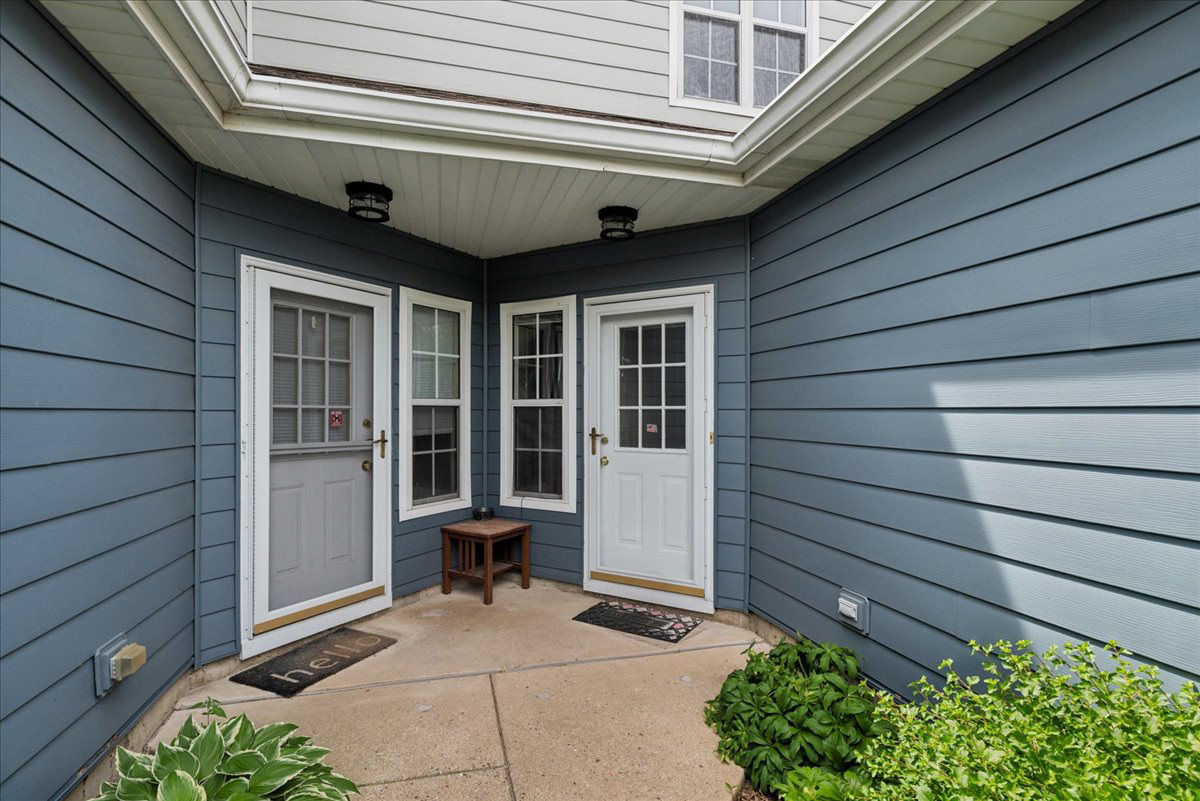 560 Woodhaven Drive, Mundelein, IL 60060