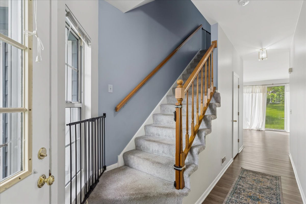 560 Woodhaven Drive, Mundelein, IL 60060