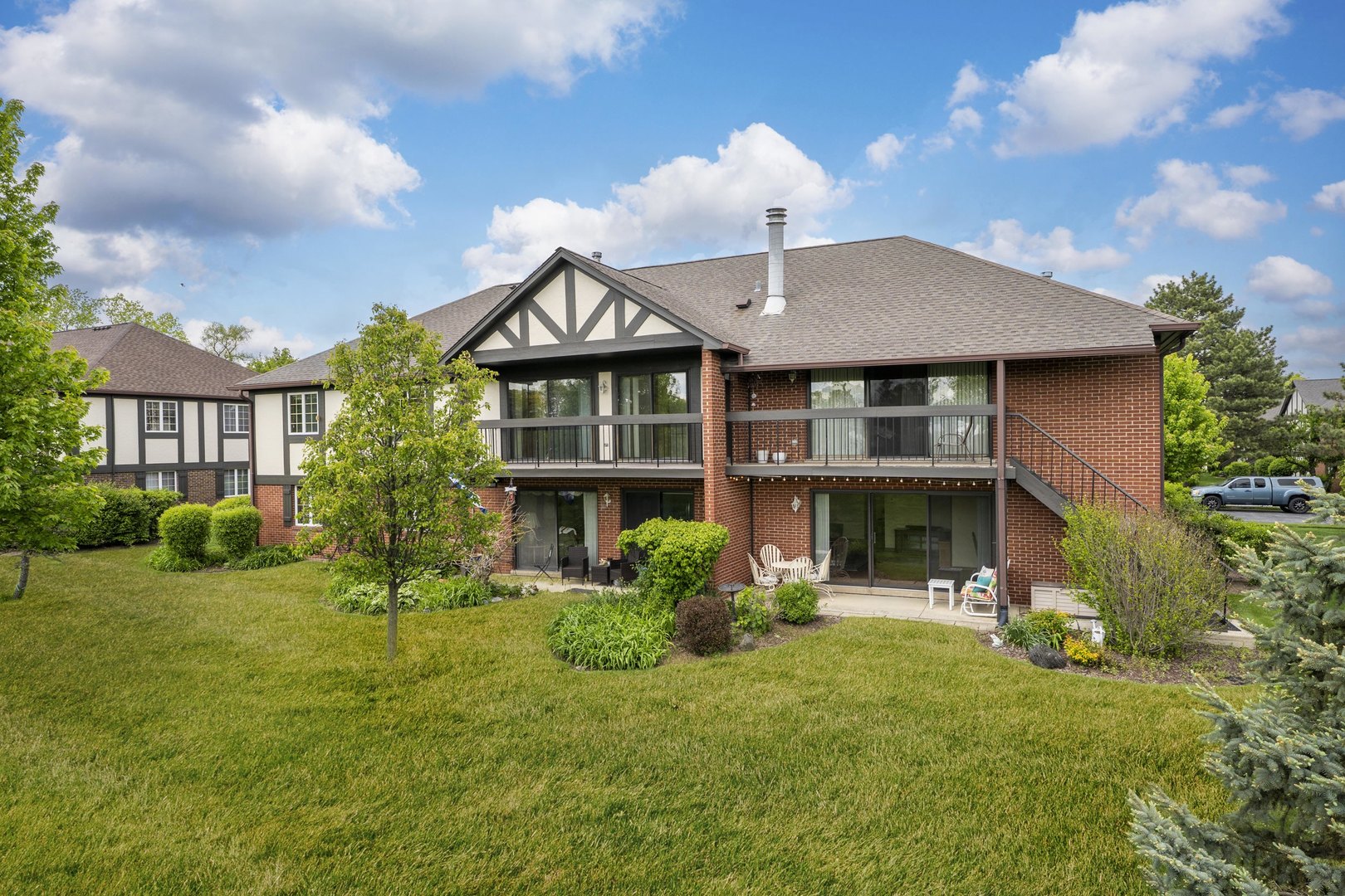 245 Windsor Lane #B, Willowbrook, IL 60527