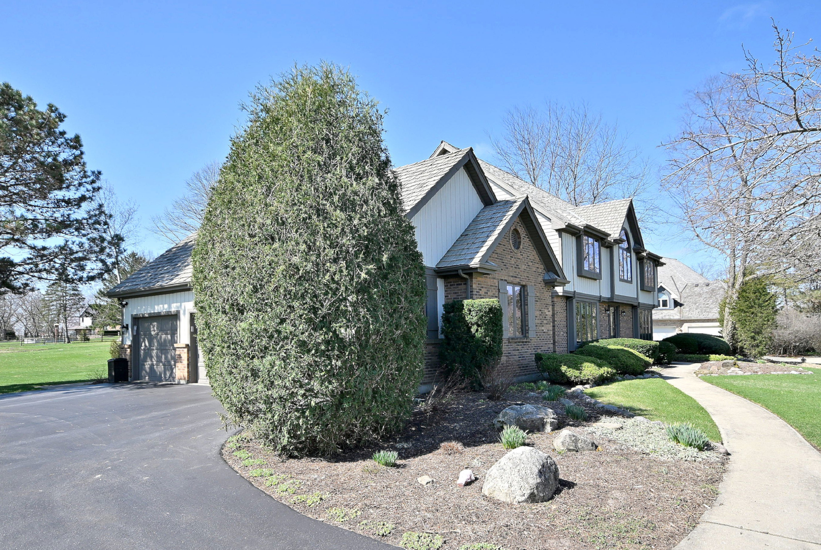 5681 River Park Drive, Libertyville, IL 60048