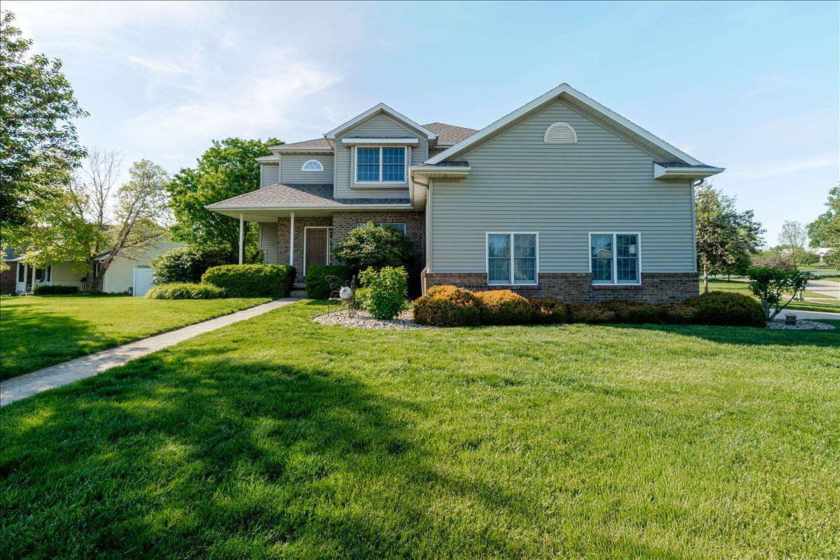 102 Meadowland Drive, Lexington, IL 61753