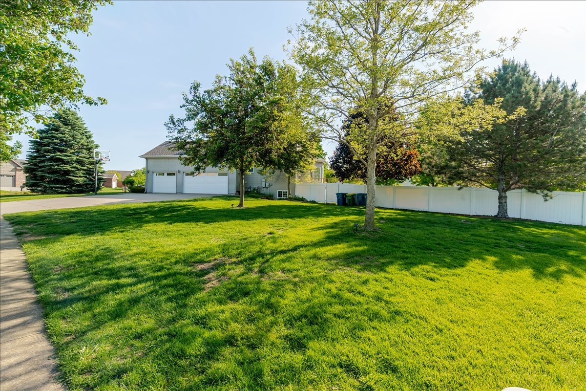 102 Meadowland Drive, Lexington, IL 61753