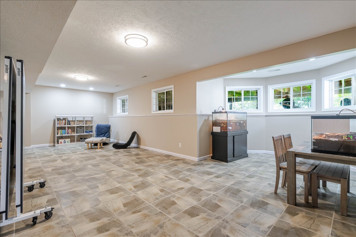 102 Meadowland Drive, Lexington, IL 61753
