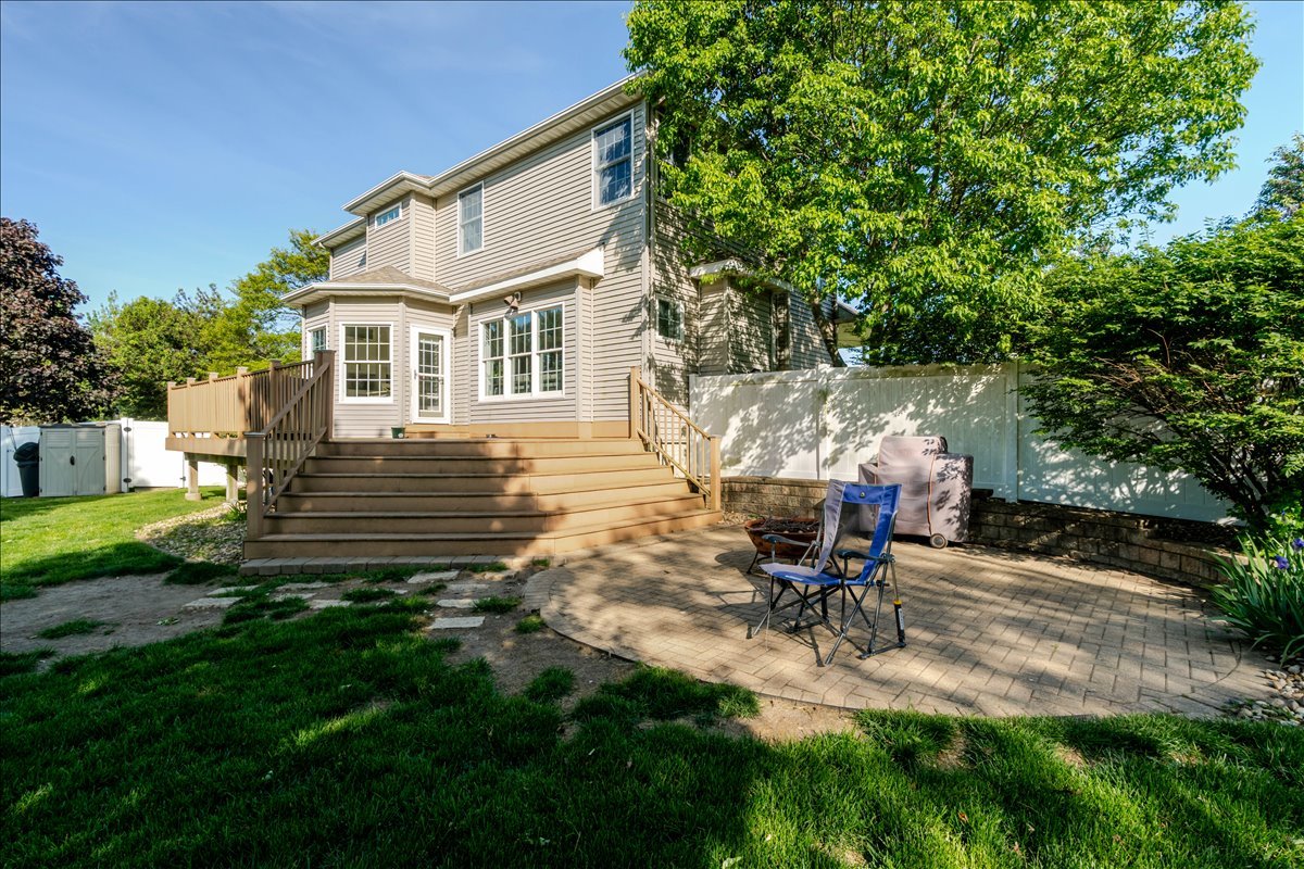 102 Meadowland Drive, Lexington, IL 61753