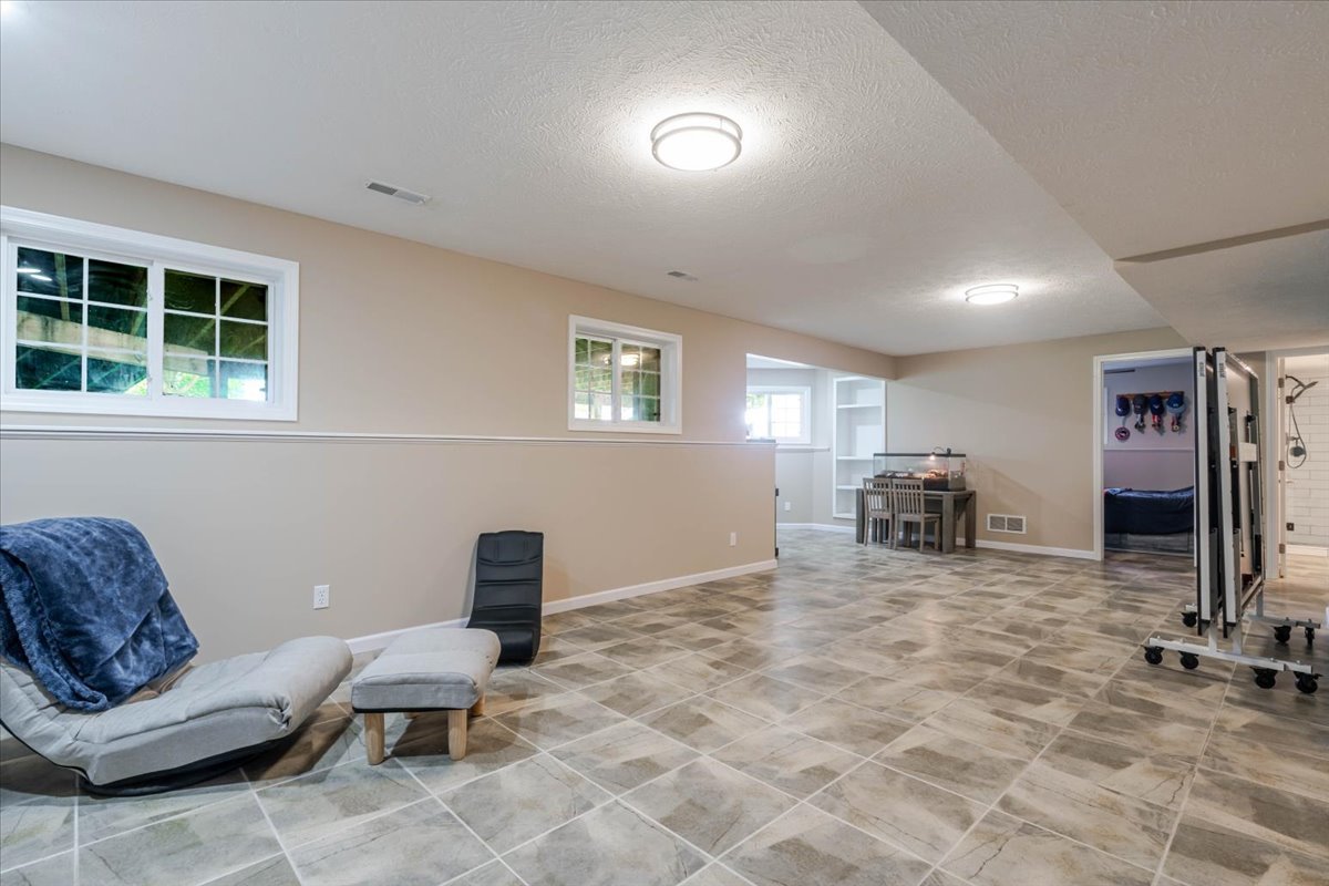 102 Meadowland Drive, Lexington, IL 61753