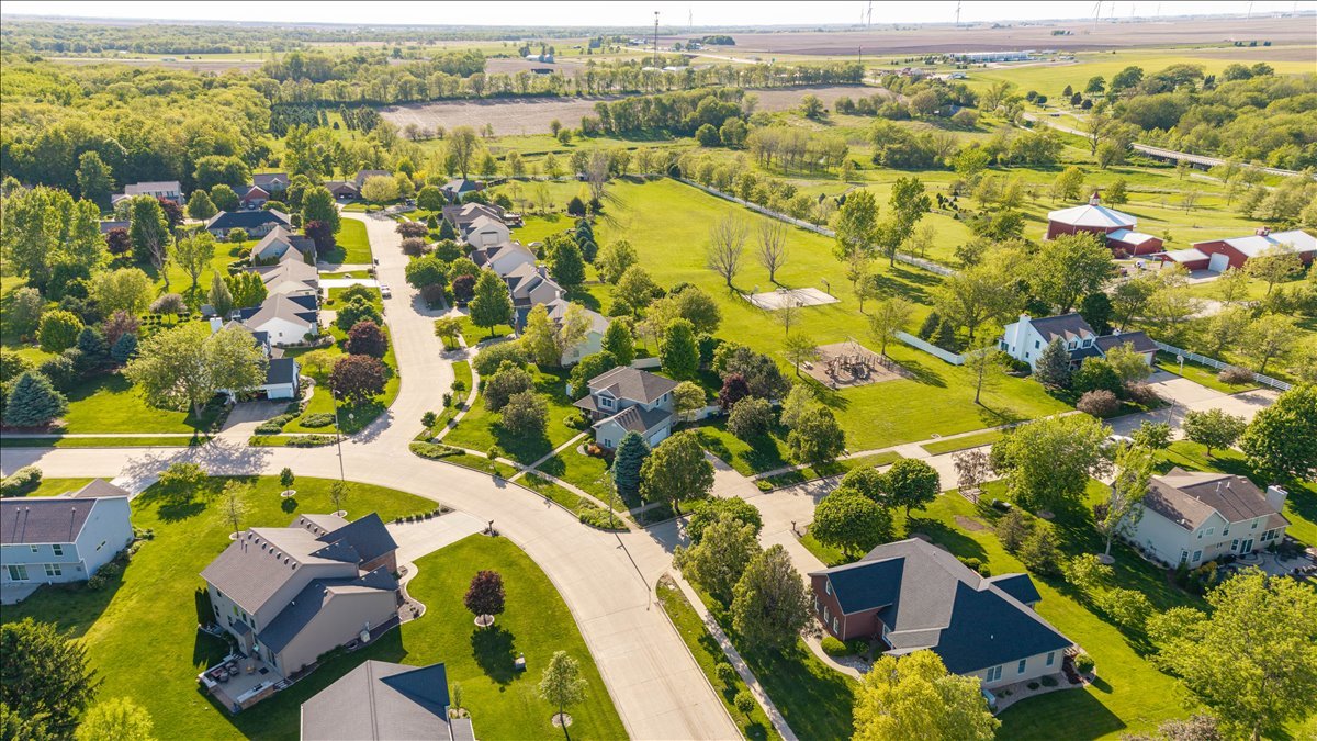 102 Meadowland Drive, Lexington, IL 61753