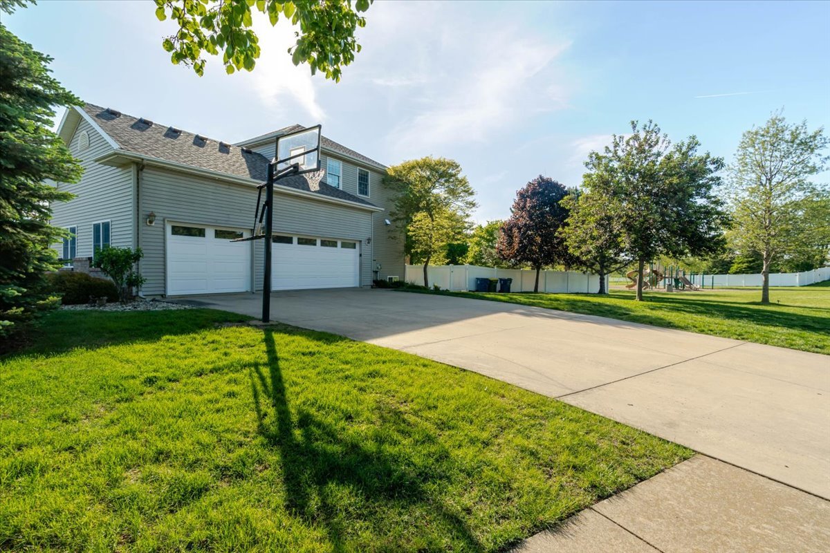 102 Meadowland Drive, Lexington, IL 61753