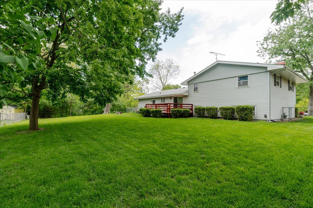 122 Camelot Drive, Bloomington, IL 61704