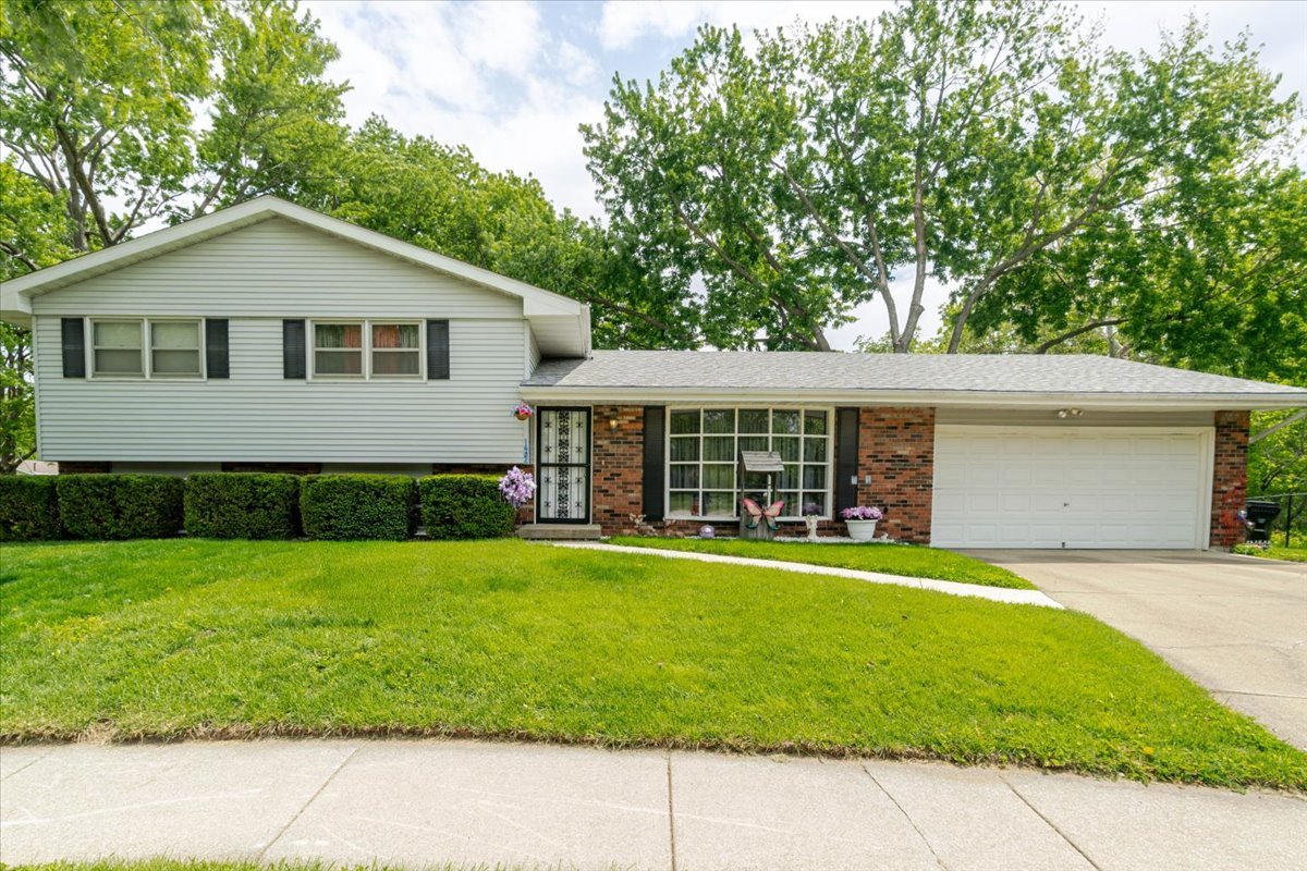 122 Camelot Drive, Bloomington, IL 61704