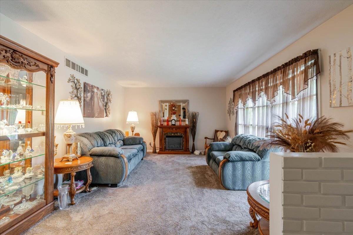 122 Camelot Drive, Bloomington, IL 61704