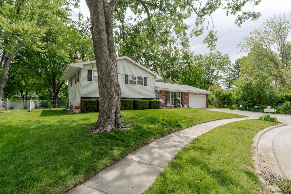 122 Camelot Drive, Bloomington, IL 61704
