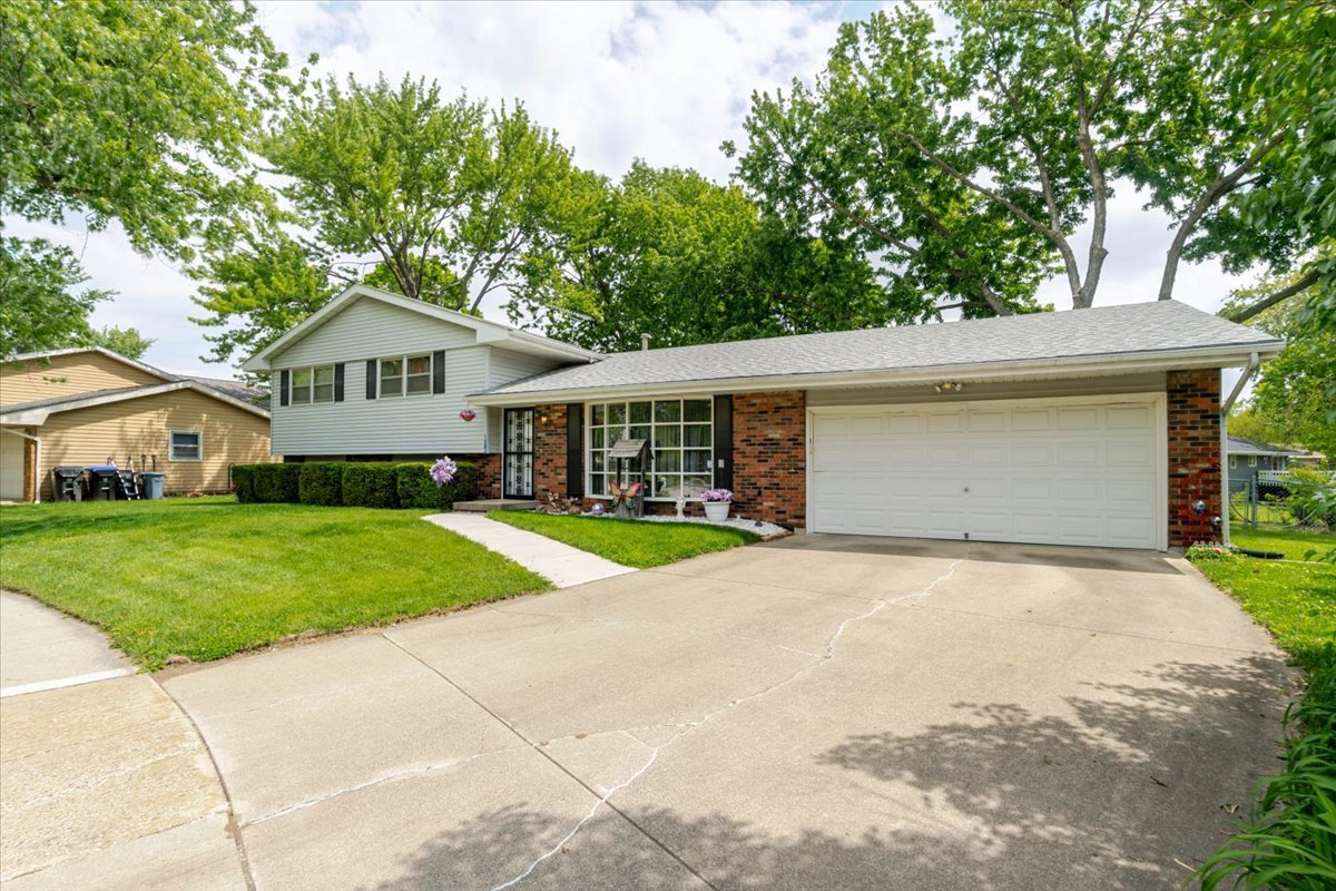 122 Camelot Drive, Bloomington, IL 61704
