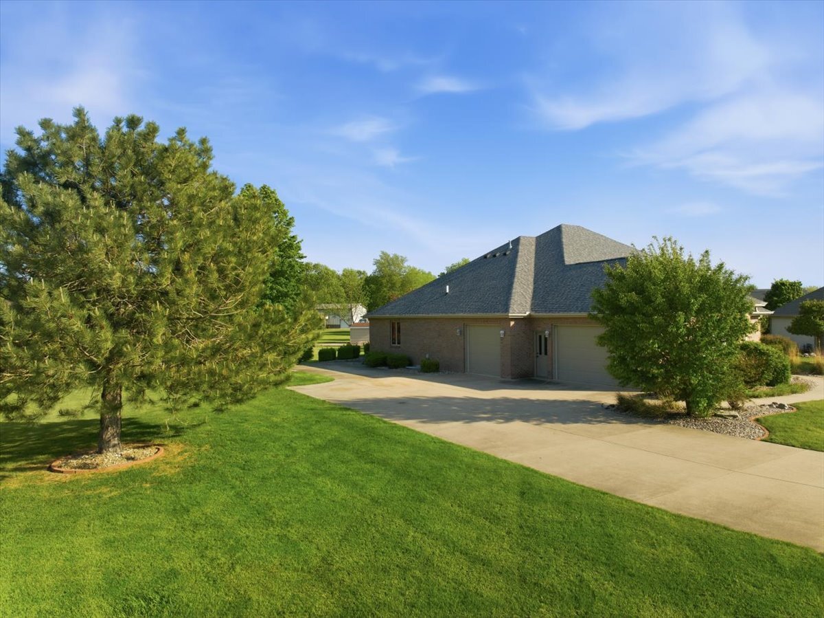 30 Canterbury Court, Fairbury, IL 61739