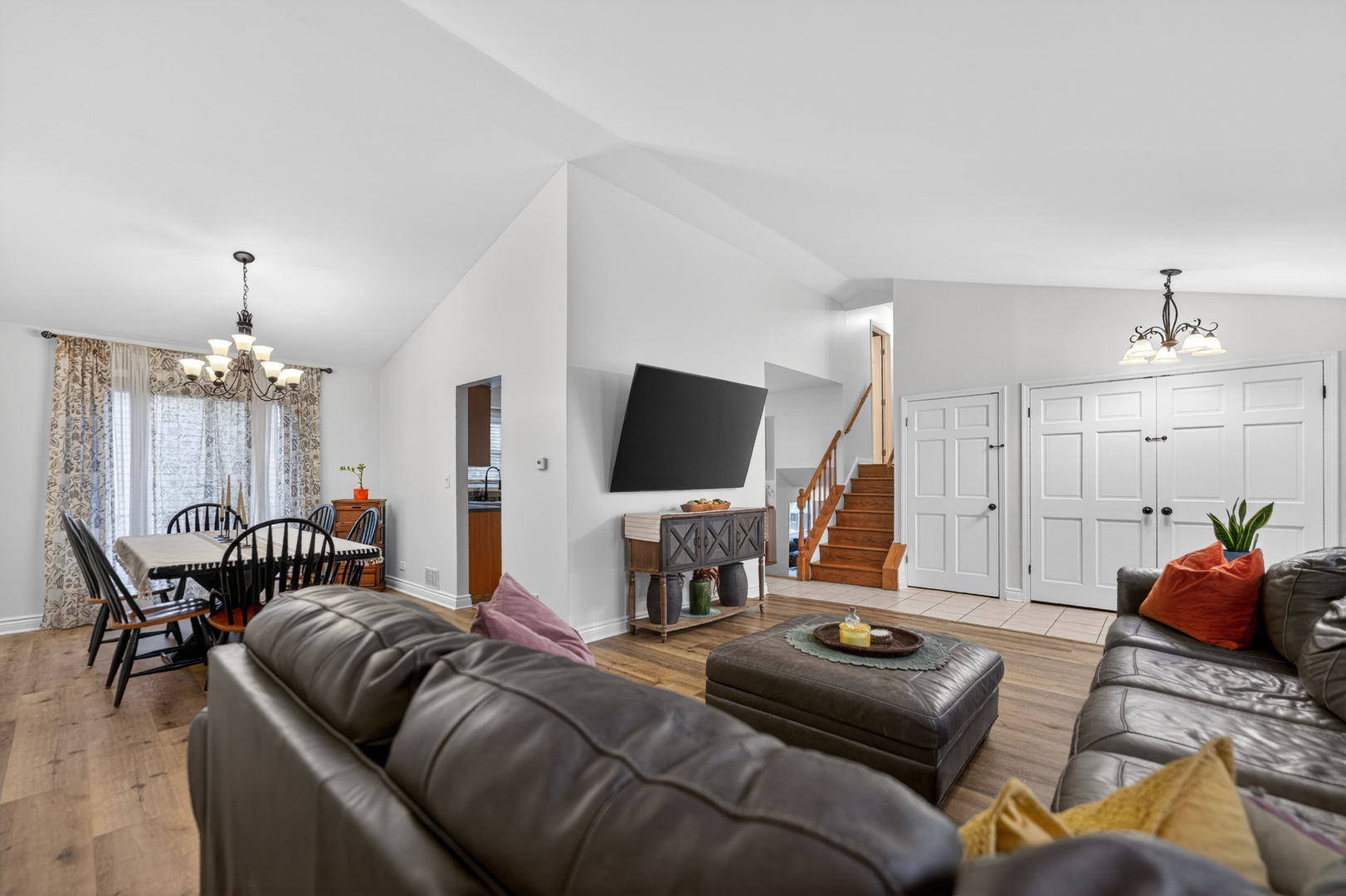 701 Buffalo Circle, Carol Stream, IL 60188