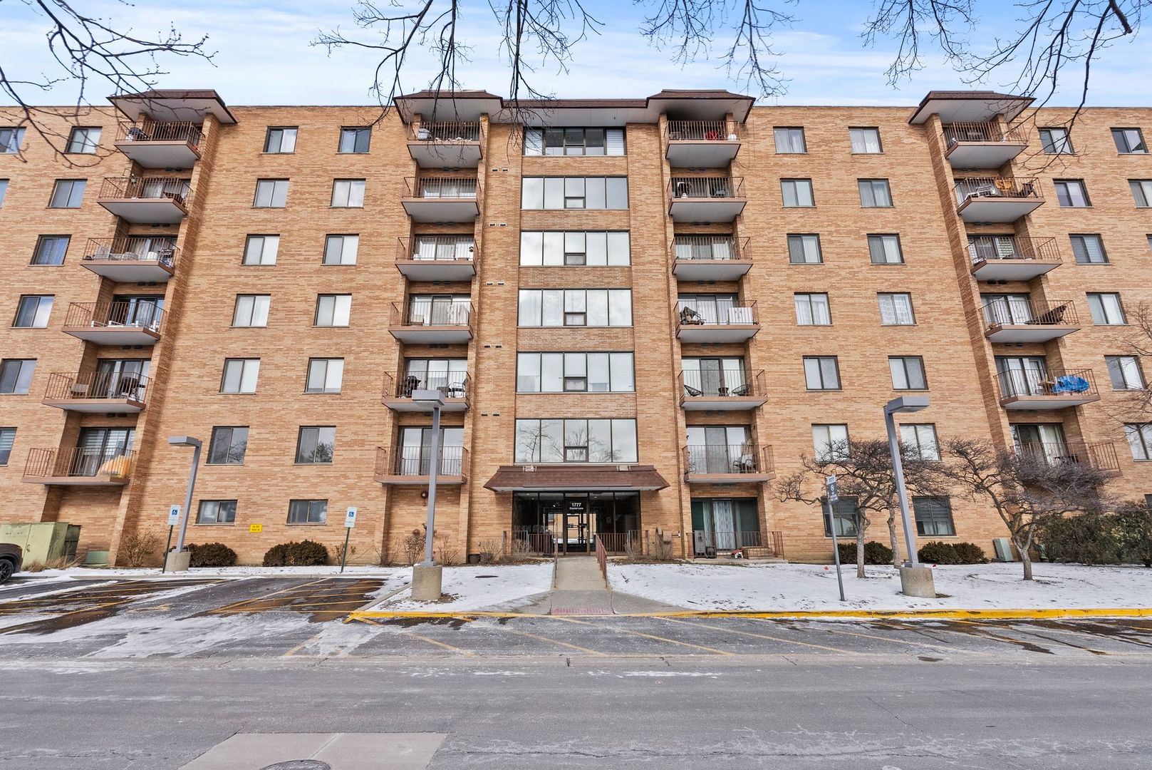 1777 W CRYSTAL Lane #307, Mount Prospect, IL 60056