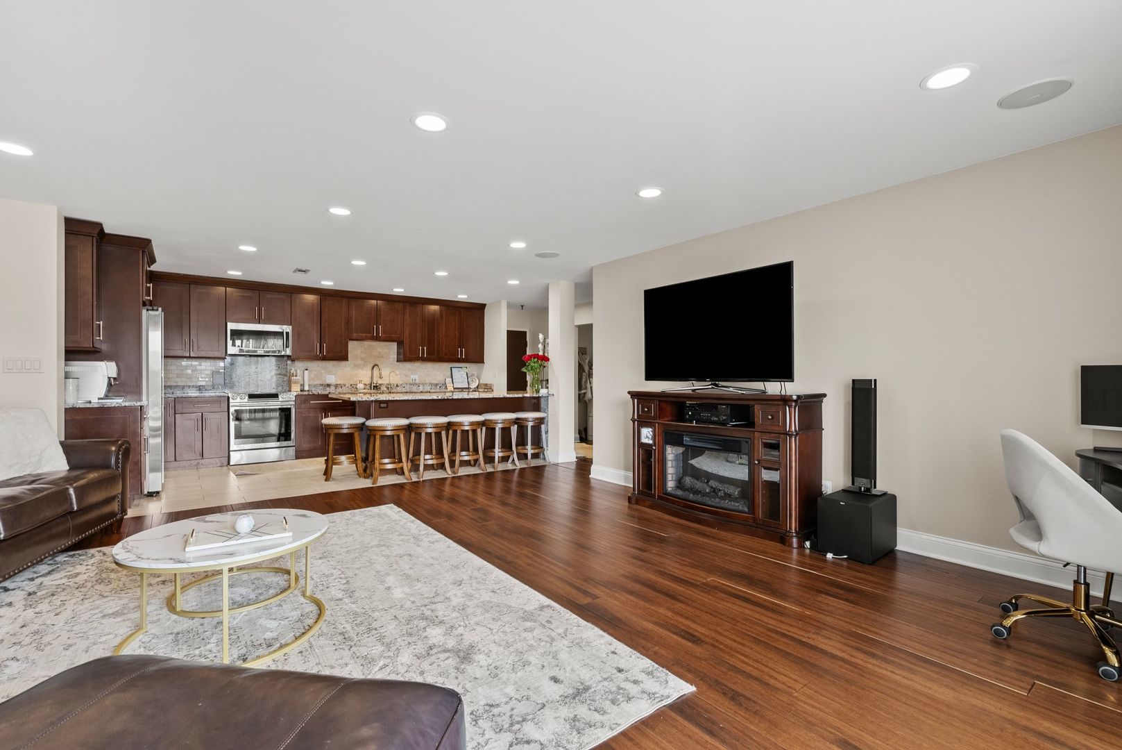 1777 W CRYSTAL Lane #307, Mount Prospect, IL 60056