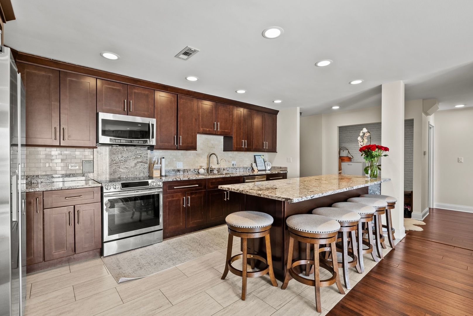 1777 W CRYSTAL Lane #307, Mount Prospect, IL 60056