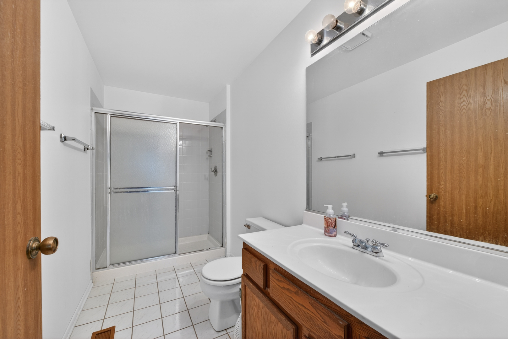 2845 Meadow Lane #V1, Schaumburg, IL 60193
