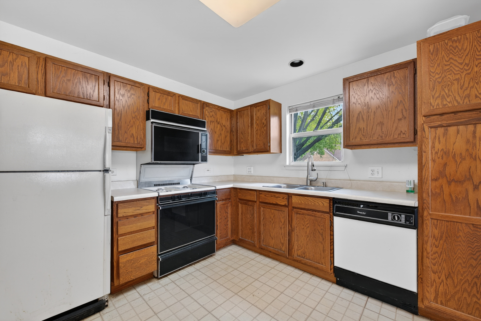 2845 Meadow Lane #V1, Schaumburg, IL 60193
