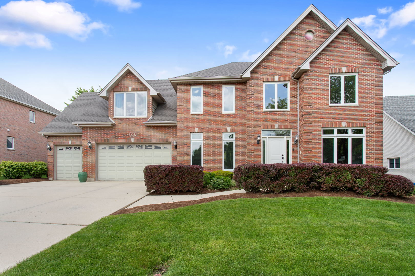 924 Naples Lane, Woodridge, IL 60517