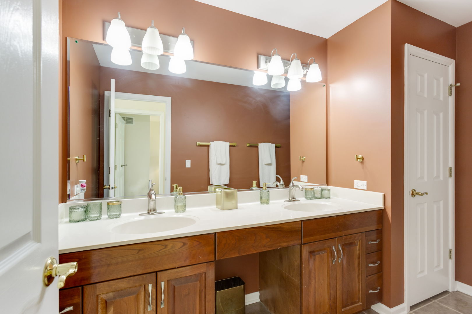 924 Naples Lane, Woodridge, IL 60517
