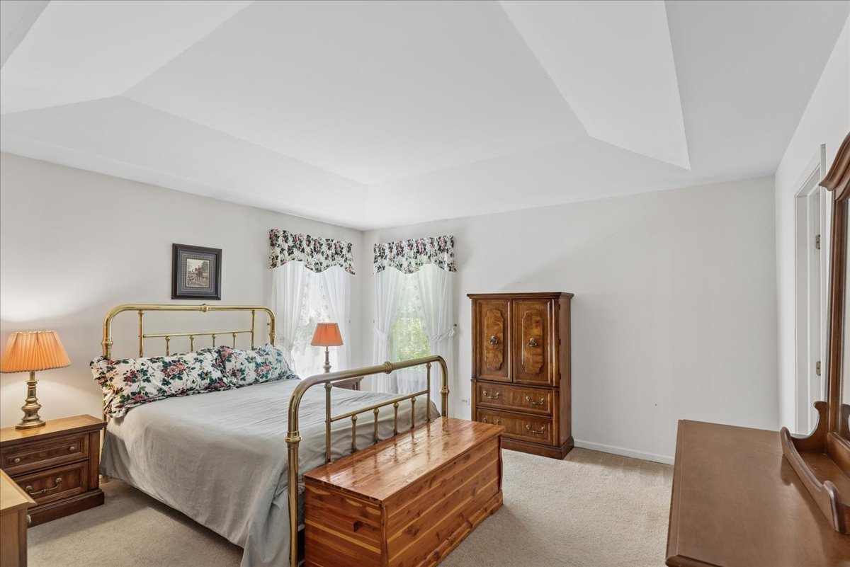 72 Julie Lane, Vernon Hills, IL 60061