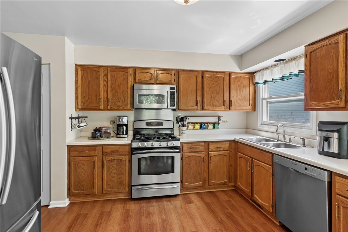 72 Julie Lane, Vernon Hills, IL 60061