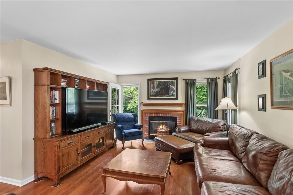 72 Julie Lane, Vernon Hills, IL 60061