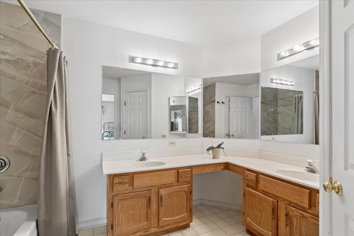 72 Julie Lane, Vernon Hills, IL 60061