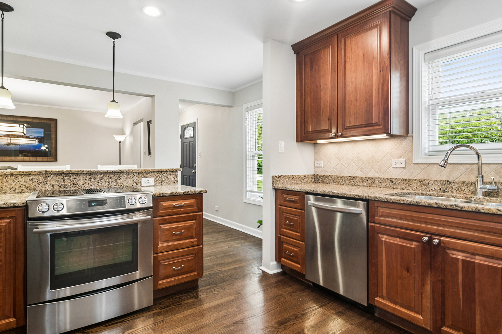 611 E Davis Street, Arlington Heights, IL 60005