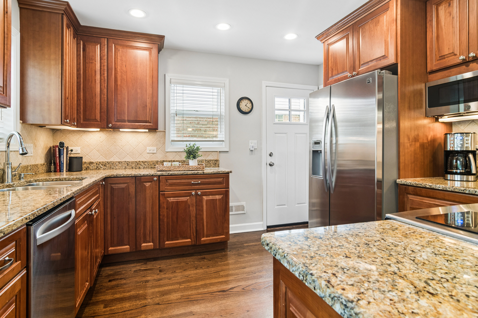 611 E Davis Street, Arlington Heights, IL 60005