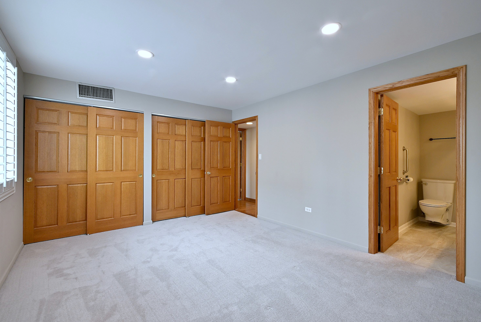 110 W Butterfield Road #302S, Elmhurst, IL 60126