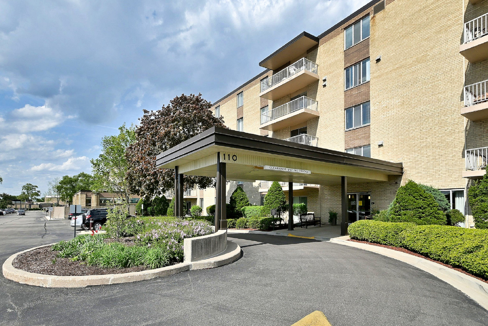 110 W Butterfield Road #302S, Elmhurst, IL 60126