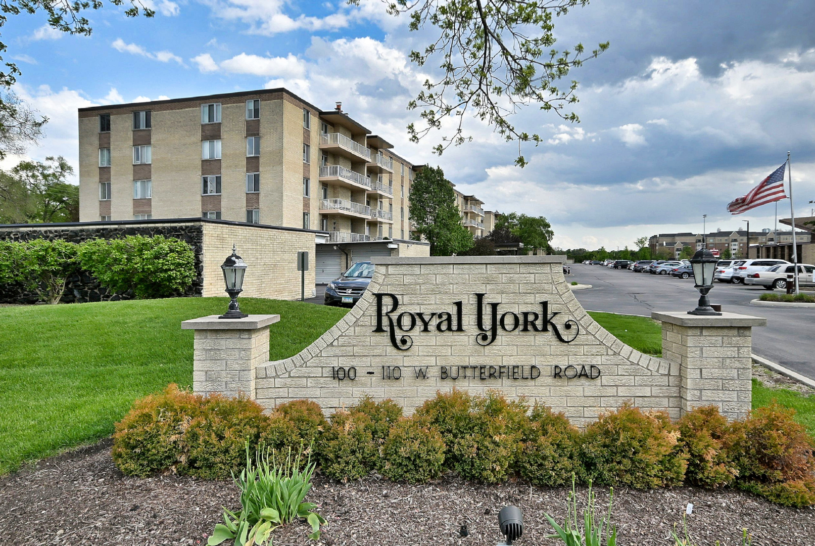 110 W Butterfield Road #302S, Elmhurst, IL 60126