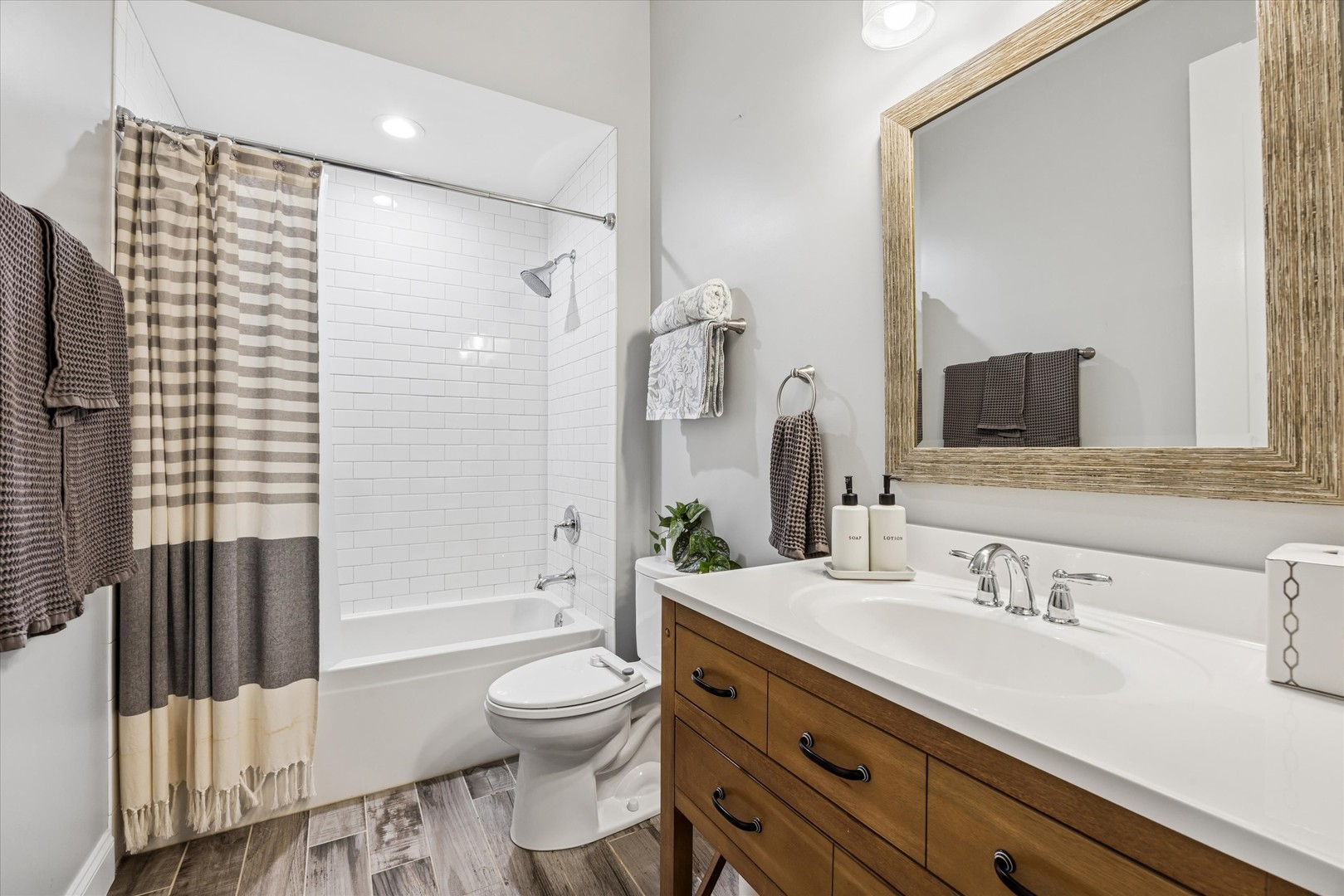 1734 N Artesian Avenue, Chicago, IL 60647