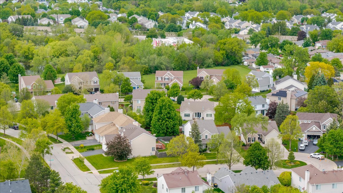 4 Forest Cove Court, Streamwood, IL 60107