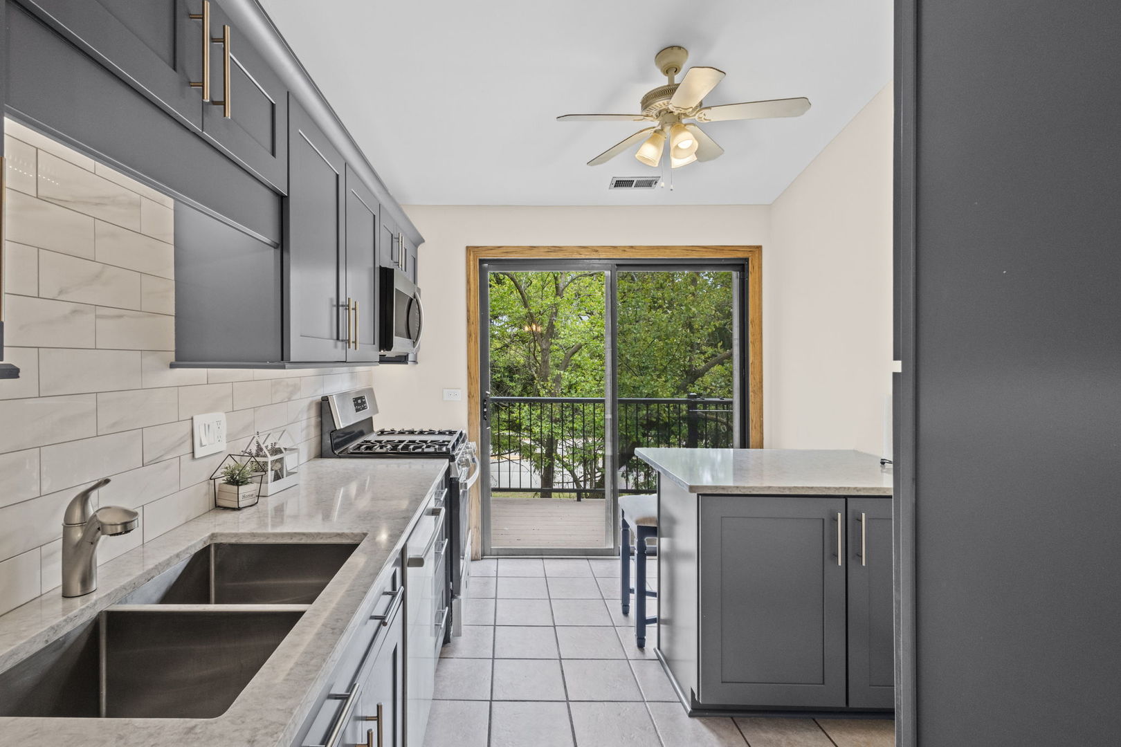 338 Essex Court #338, Wood Dale, IL 60191