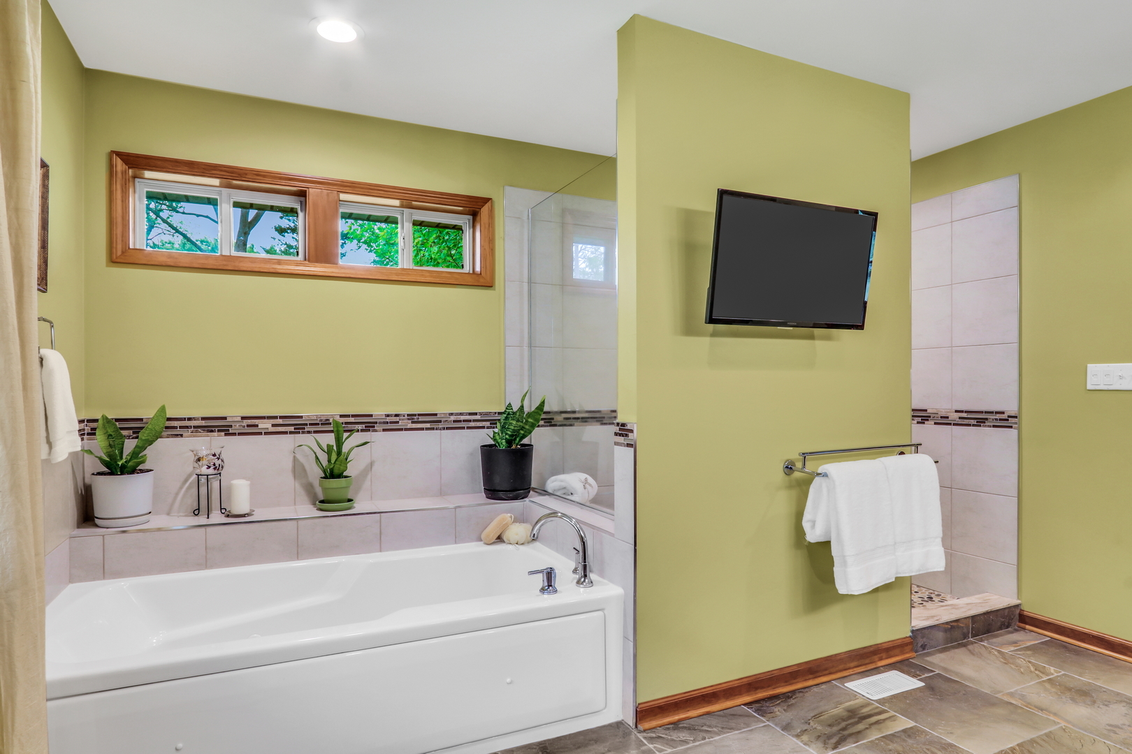 2501 S Vaupell Drive, McHenry, IL 60051