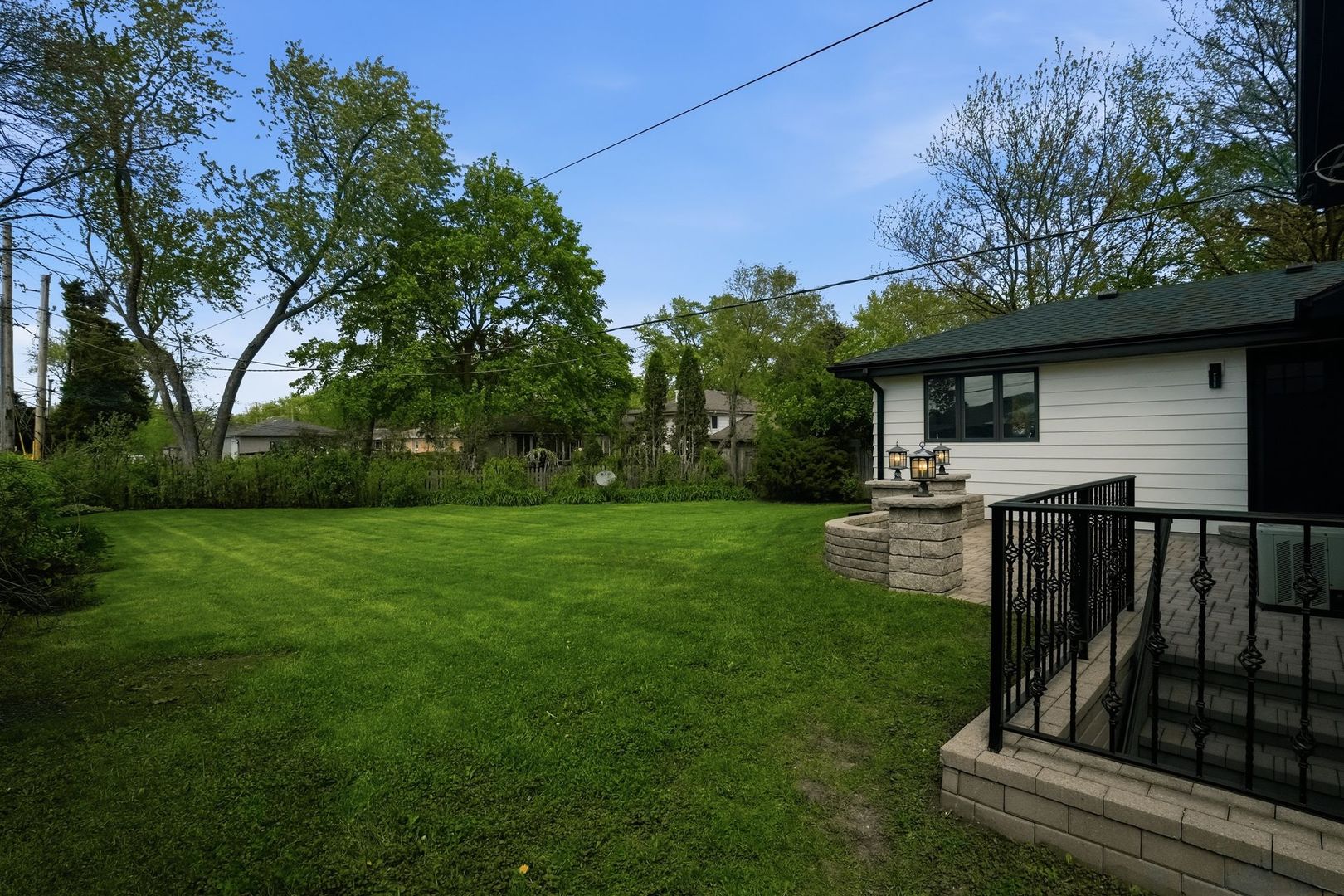 1602 W Willow Lane, Mount Prospect, IL 60056