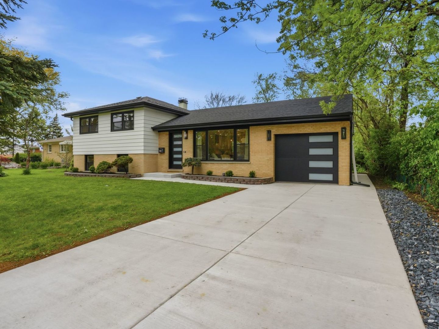 1602 W Willow Lane, Mount Prospect, IL 60056