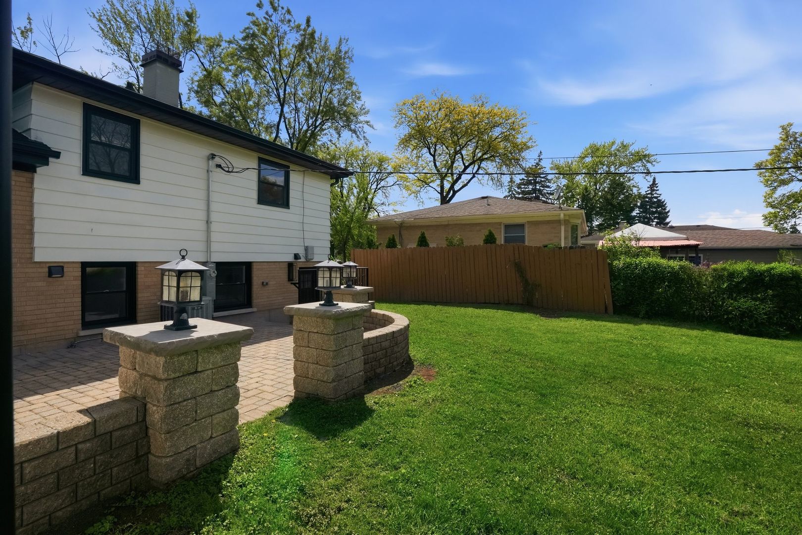 1602 W Willow Lane, Mount Prospect, IL 60056