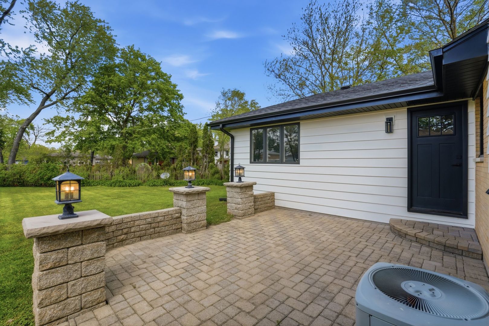 1602 W Willow Lane, Mount Prospect, IL 60056