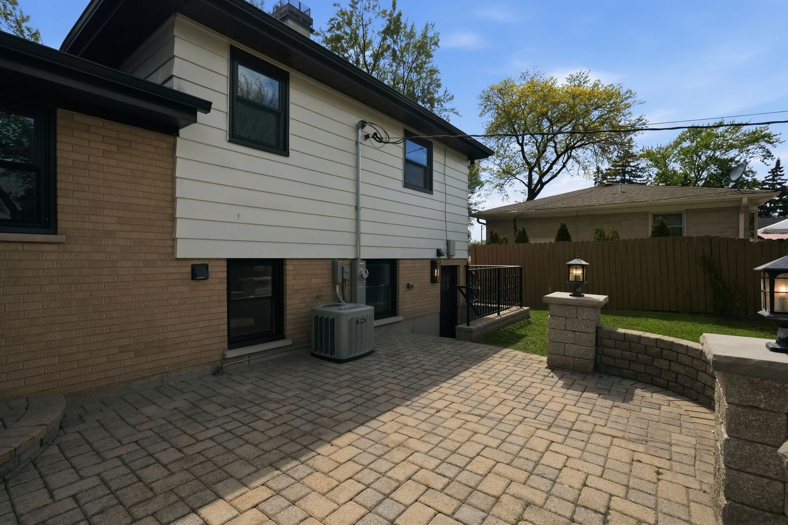 1602 W Willow Lane, Mount Prospect, IL 60056