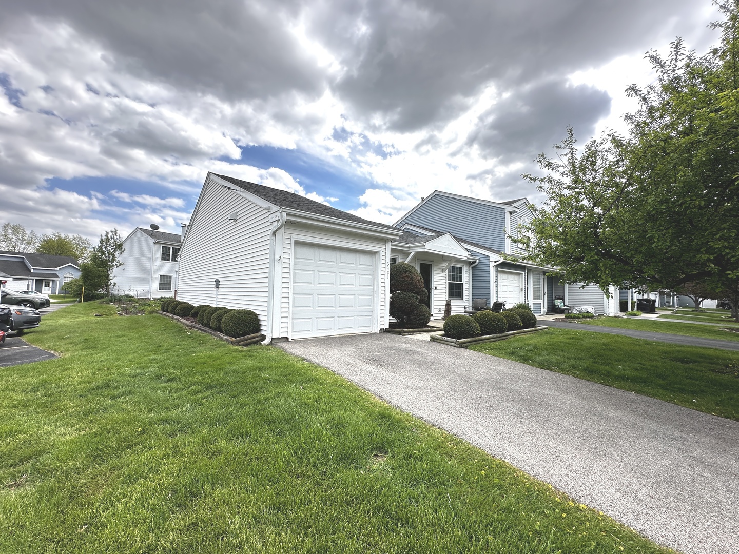 3321 Greenwich Lane, Island Lake, IL 60042